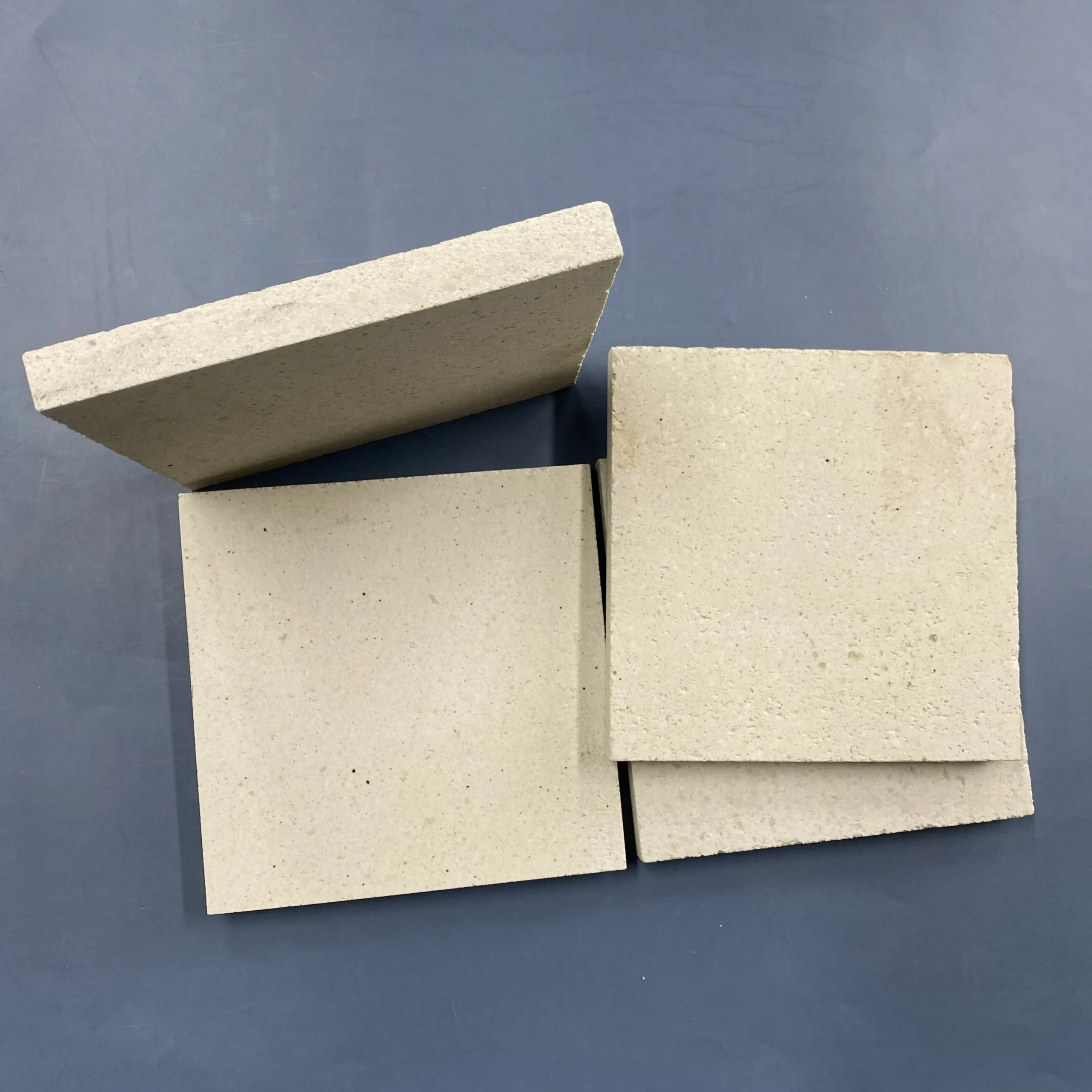 Hda914c0bee48481c81521c75f22750950.webp Pottery Kiln Mullite Cordierite Ceramic Plates Refractory Kiln Shelf Cordierit-Mullite Grooved Batts - Image 1